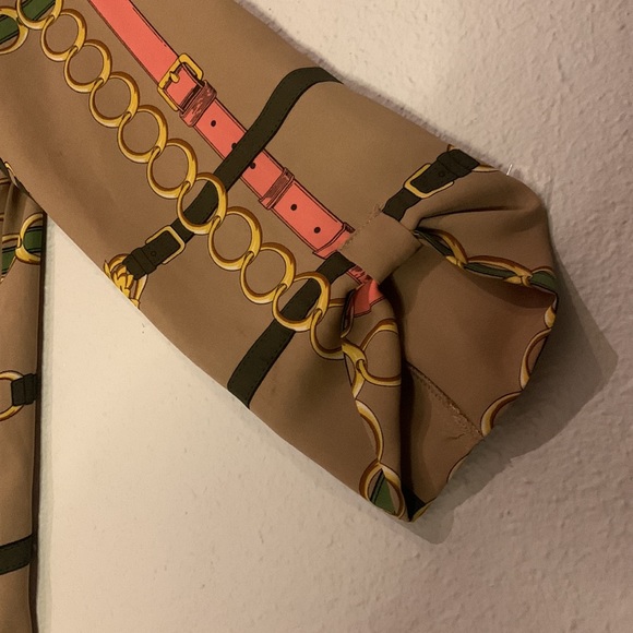 New York & Company Tan Printed V-neck Blouse. Size XS. New ! - Picture 4 of 10